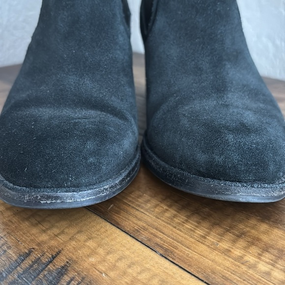 UGG black suede ankle high pull on round toe stacked heel bootie - Picture 2 of 10